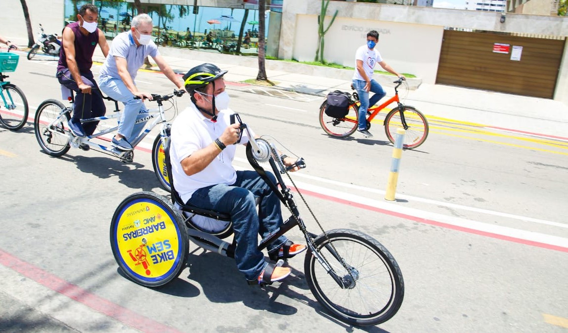 pessoas andando de bicicleta